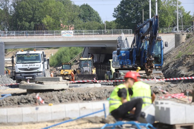 W Dąbrowie Górniczej trwa budowa nowego centrum przesiadkowego, a w jego ramach tunelu, trzech rond oraz dróg

Zobacz kolejne zdjęcia/plansze. Przesuwaj zdjęcia w prawo naciśnij strzałkę lub przycisk NASTĘPNE