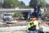Przyspieszają prace przy budowie tunelu i nowych rond w Dąbrowie Górniczej. We wrześniu kierowcy odetchną, jadąc nową drogą 