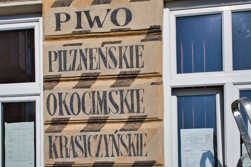 Dawne napisy reklamowe na kamienicy przy ul. Grunwaldzkiej w...