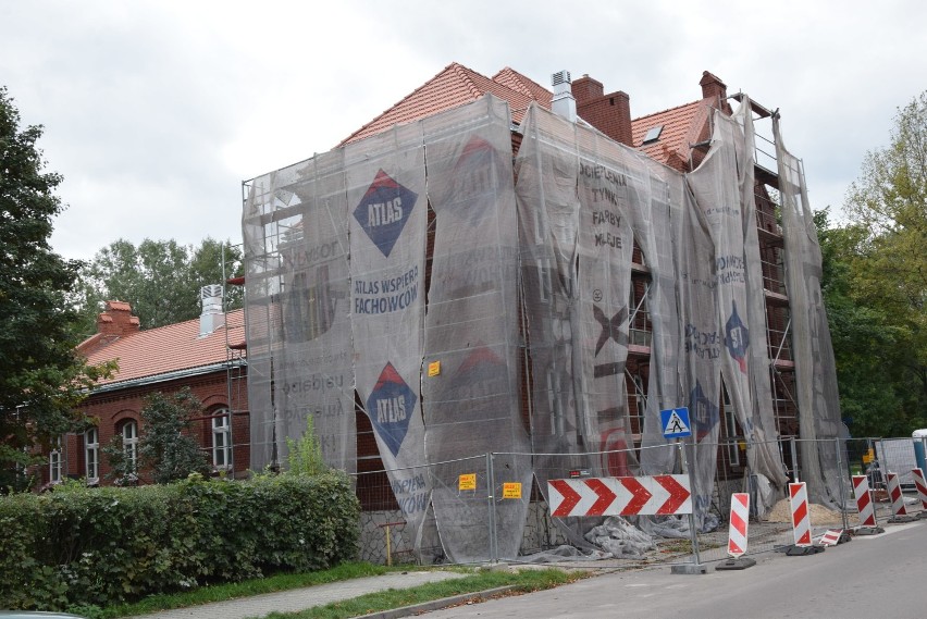 Trwa remont budynku dawnej łaźni na osiedlu TAZ w Zawierciu ZDJĘCIA