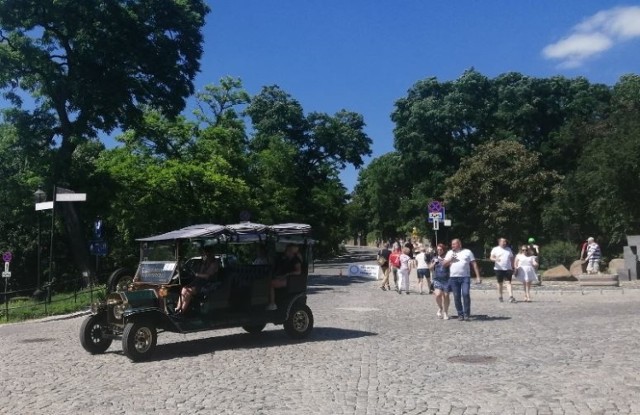 Od najbliższego weekendu 10 - 12 lipca strażnicy miejscy będą obecni na skrzyżowaniu ulicy Zamkowej z Wincentego Kadłubka, dróg dojazdowych  do ścisłego centrum miasta.