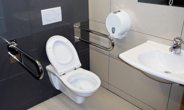 W toaletach dla nas, np. na pierwszej trybunie, jest tak ciasno, że można uderzyć głową w umywalkę! &#8211; mówią niepełnosprawni