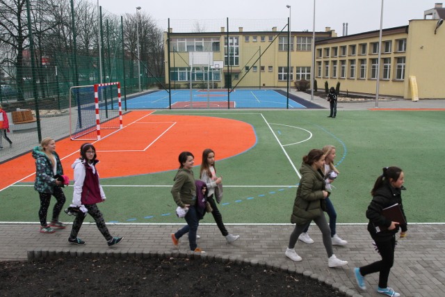 Zespół kolorowych boisk przy Zespole Szkół Ogólnokształcących  przy ulicy Leszczyńskiej  powstał w tym roku w ramach Budżetu Obywatelskiego. Inwestycja kosztowała 1 milion złotych.