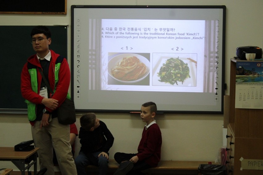 Koreańczycy odwiedzili uczniów „Dziewiątki”. Dzieci poznały ich kulturę i tradycję 
