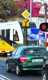 Wrocław: Kamera wychwyci kierowców - wandali na przejeździe kolejowym