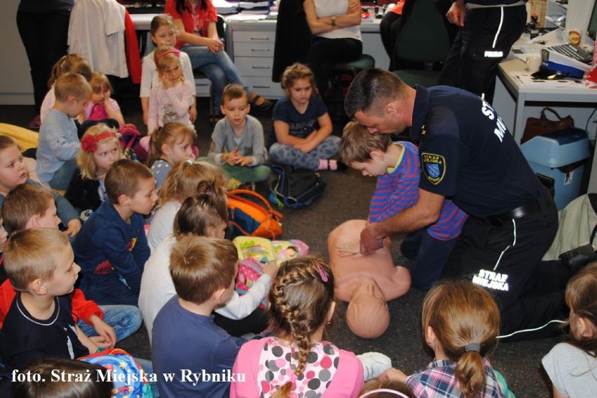 Policja z Rybnika szkoli dzieci  w zakresie pierwszej pomocy 