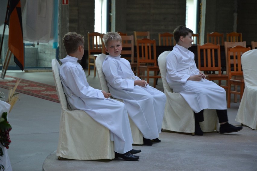 Łeba. Pierwsza Komunia Św. w parafii p.w. Jakuba Ap. Dzieci po raz pierwszy w pełni uczestniczyły w Eucharystii