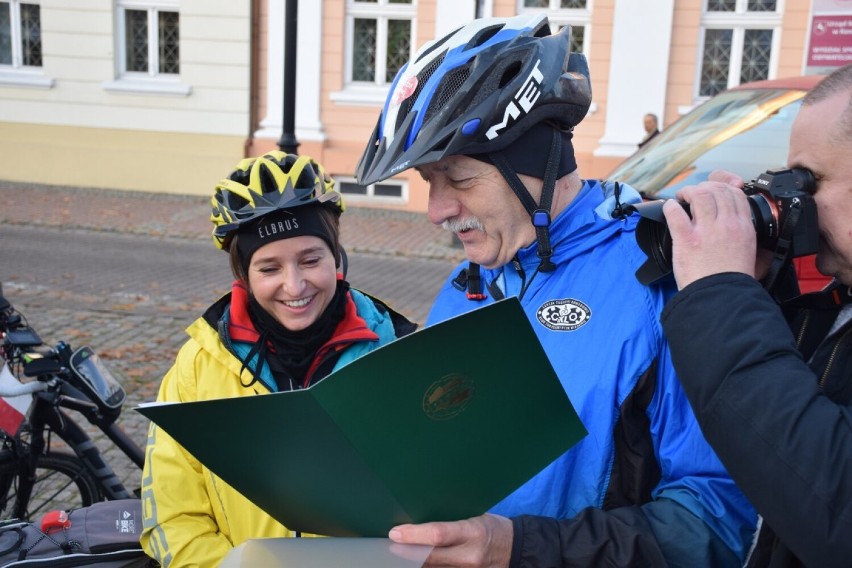 Polska himalaistka przyjechała do Konina na rowerze. Miłka Raulin jedzie dla Niepodległej [ZDJĘCIA]