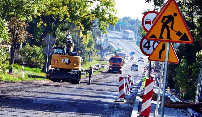 Prace i utrudnienia w ruchu na dwóch remontowanych drogach wojewódzkich w Złoczewie. Zobacz postęp robót ZDJĘCIA