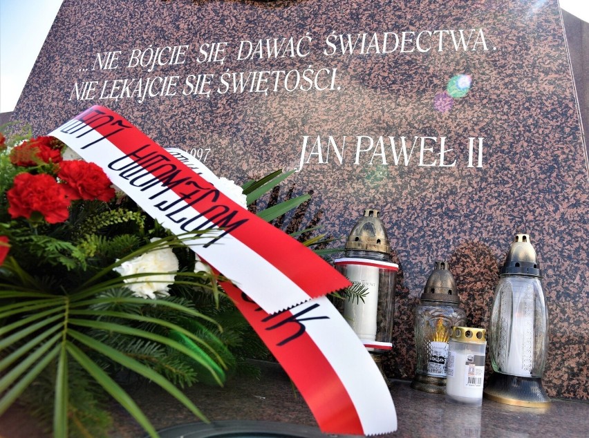 Pomnik Jana Pawła II stoi w Gorzowie na placu nazwanym jego...