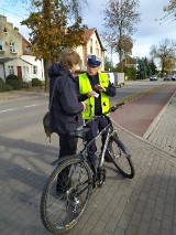 Nowy Dwór Gdański. Policja rozdawała rowerzystom latarki. Ma to poprawić bezpieczeństwo na drogach