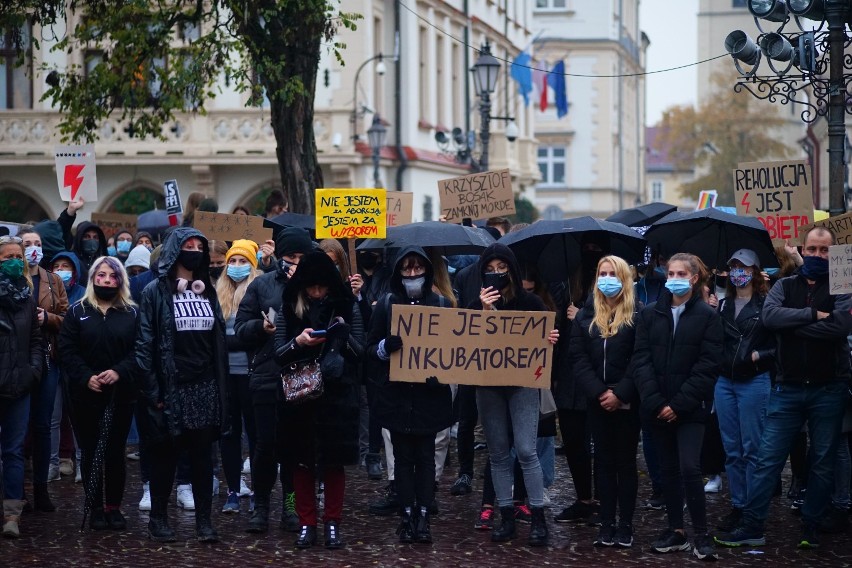 Potężny protest kobiet na Rynku w Rzeszowie. Uczestniczki dzwoniły do Krzysztofa Bosaka. Nie godzą się na zaostrzenie prawa aborcyjnego