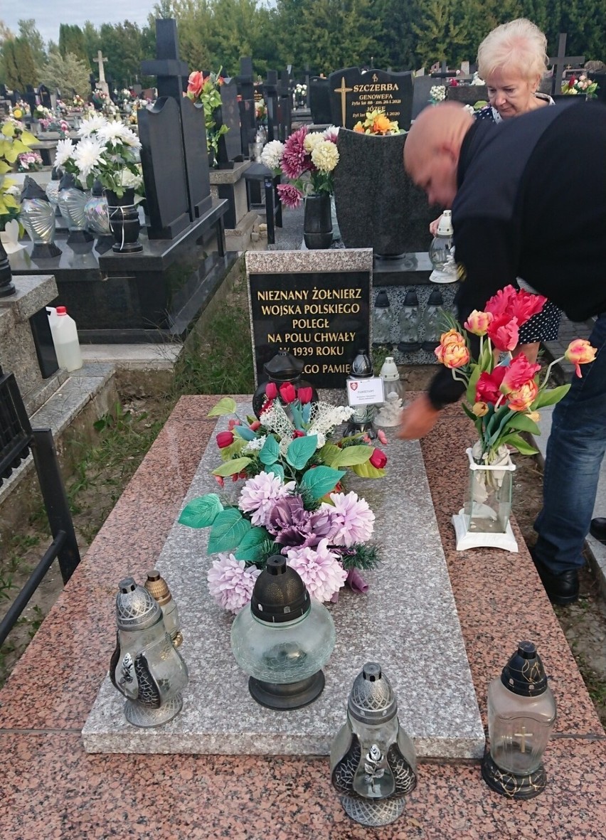 Burmistrz i sekretarz Jędrzejowa wraz z lokalnym regionalistą odwiedzili groby żołnierzy walczących w II wojnie światowej. Zobacz zdjęcia