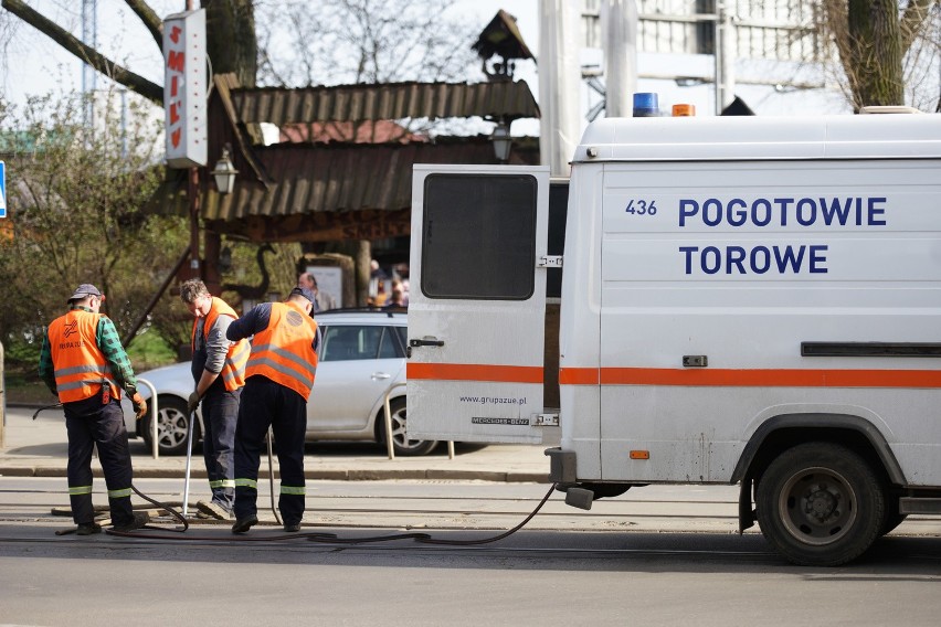 Wybrzuszenie szyny na ul. Kościuszki, zdjęcia z niedzieli.