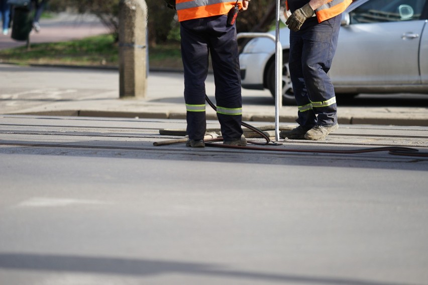 Wybrzuszenie szyny na ul. Kościuszki, zdjęcia z niedzieli.