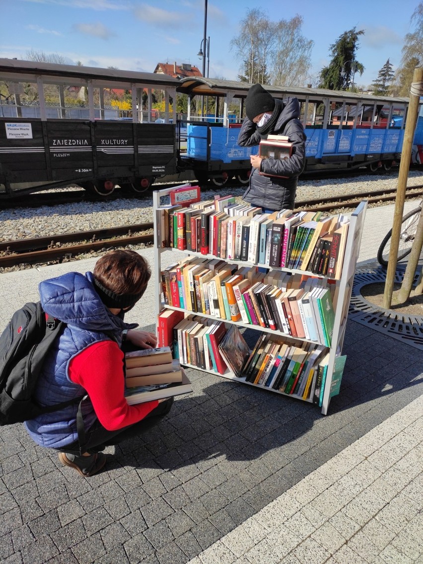 Akcja uwalniania książek w pleszewskiej bibliotece