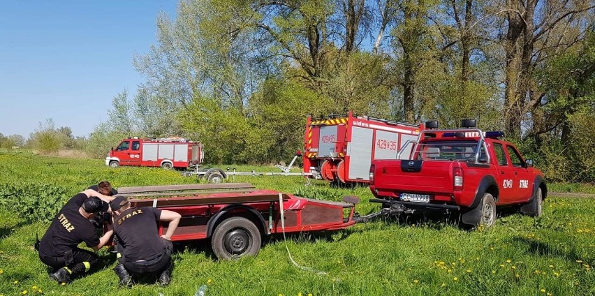 Strażacy wyciągnęli z wody dryfujące zwłoki mężczyzny