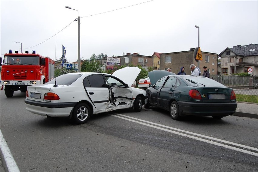 Wypadek w Chwaszczynie. Zderzyły się trzy auta i autobus, 2 osoby odwieziono do szpitala [ZDJĘCIA]