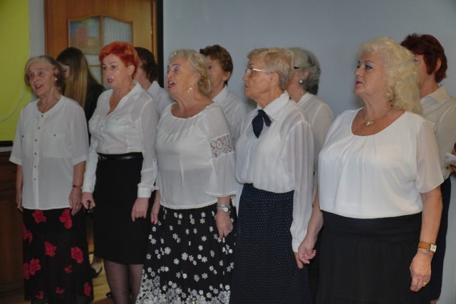 Kobietki z Klubu Seniora Przy ulicy Hożej w Kielcach przygotowały piękny występ z okazji 15 lecia Klubu.