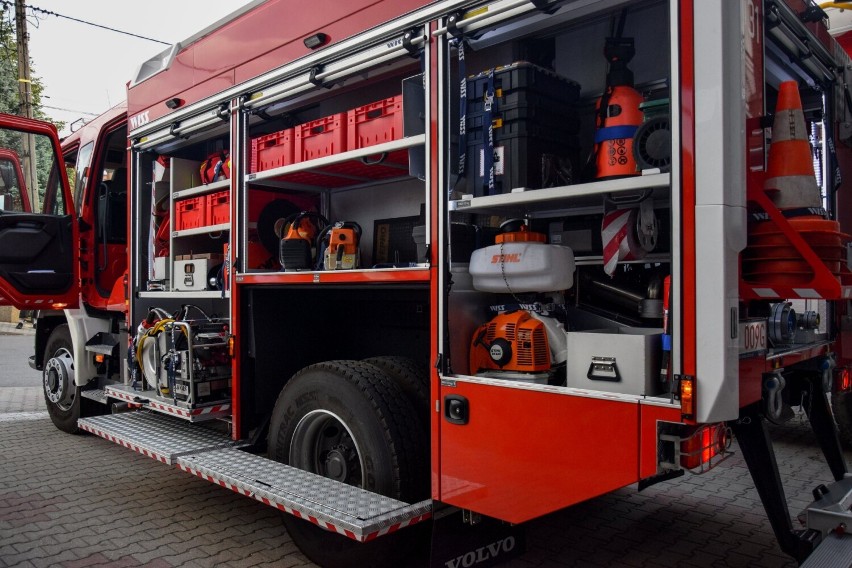 Strażacy z OSP Mszana Dolna mają nowy samochód ratowniczo-gaśniczy. Mieszkańcy mogą czuć się bezpieczniej