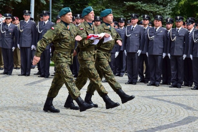 Żołnierze Garnizonu Inowrocław obchodzili w piątek Święto Wojska Polskiego. Uroczystości odbyły się w Solankach, na placu przy muszli koncertowej. Wyróżniający się żołnierze otrzymali odznaczenia i awanse. Było też i coś, na co zawsze czekają dzieci i miłośnicy wojska - pokaz sprzętu wojskowego.