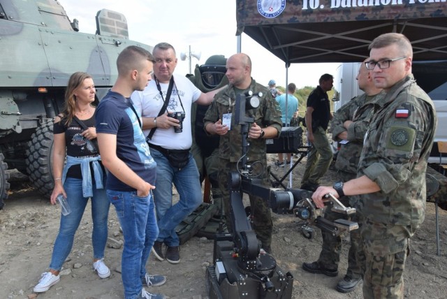 Piknik militarny w Kaliszu. Oprócz pokazów, nie zabrakło także stoisk z militariam