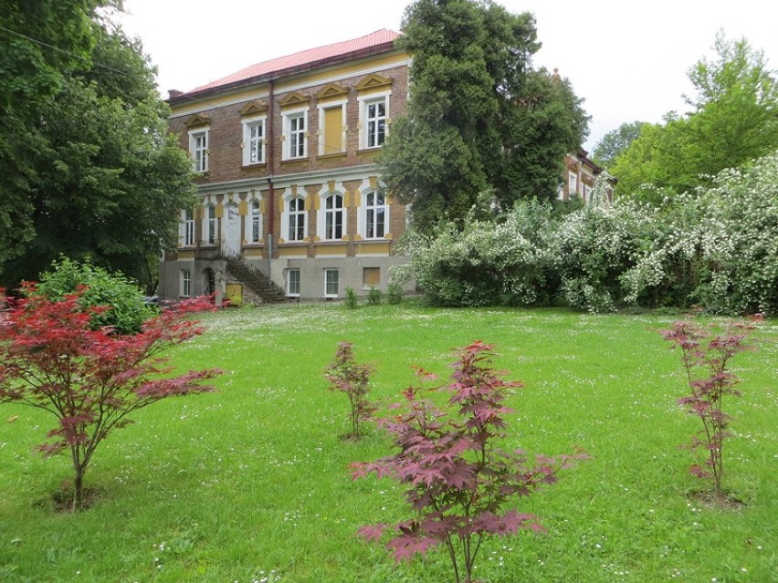 Ogród szkolny i budynek ZSA