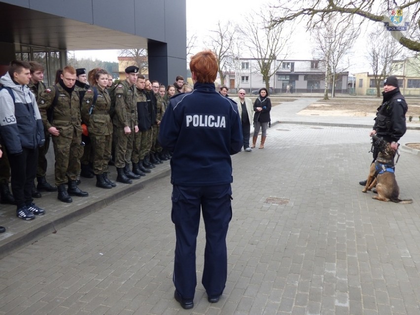 Klasa mundurowa na zajęciach w lęborskiej policji