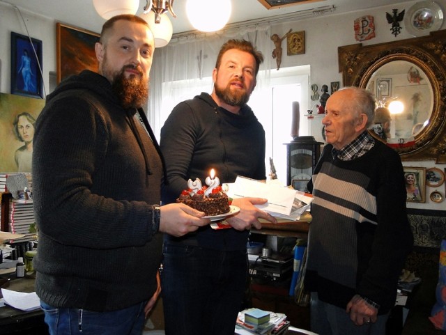 Łukasz Kazek i Krzysztof Ornatowski przekazują Jackowi Wilczurowi przesłane przez Państwa listy i kartki pocztowe z życzeniami urodzinowymi