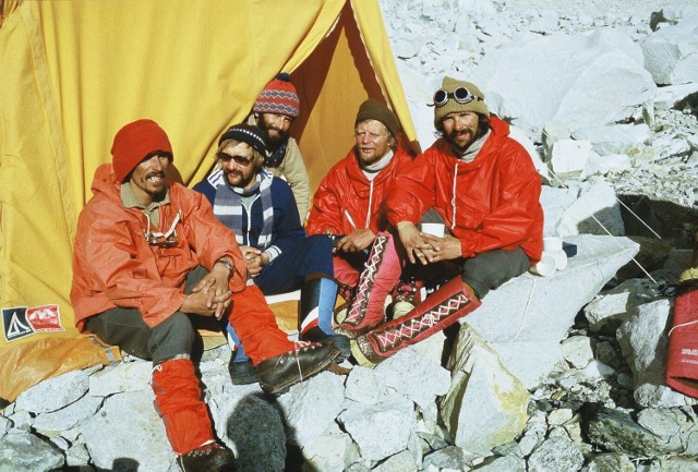 Baza pod Everestem. Od lewej Walenty Fiut, Krzysztof Wielicki, Janusz Mączka, Marian Piekutowski i Aleksander Lwow