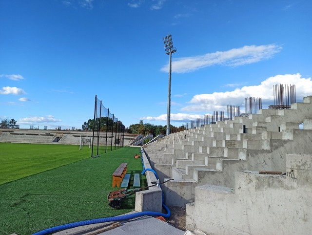 Stadion Sandecji nabiera kształtów. Tak prezentuje się na początku września