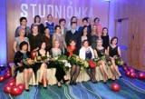 Studniówka 2014 Liceum Ogólnokształcące nr 2 w Gdyni. Polonez, i kwiaty dla nauczycieli [ZDJĘCIA]