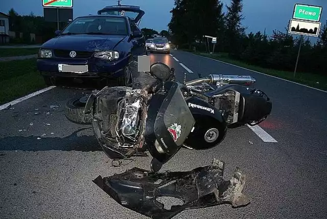 Wypadek w Pławie. Motocykl uderzył w samochód