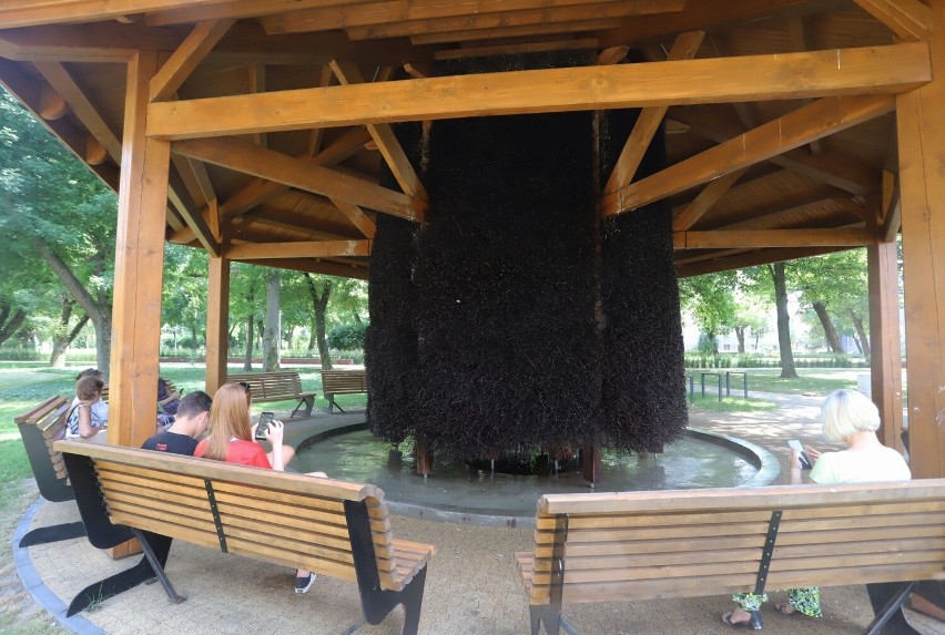 Tężnia solankowa w parku na Obozisku w Radomiu idealna na upały. W czwartek było tu mnóstwo ludzi [ZDJĘCIA]