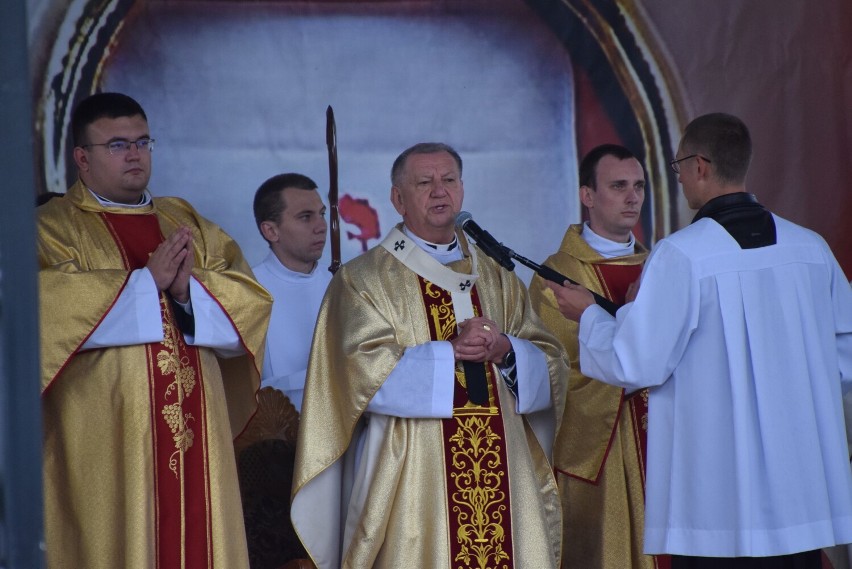 14. rocznica Cudu Eucharystycznego w Sokółce. Wierni z arcybiskupem modlili się przed Cząstką Ciała Pańskiego