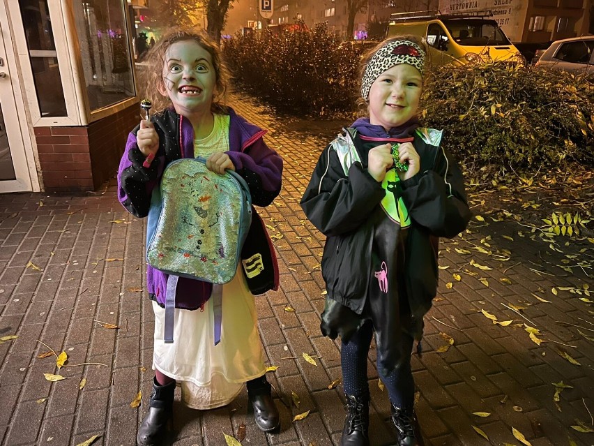 Halloween na ulicach Złotowa. W poniedziałkowy wieczór dzieci bawiły się w całym mieście!