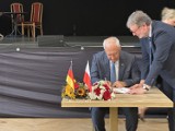 Podpisanie deklaracji pokoju i przyjaźni przywiezionej przez rowerzystów z partnerskiego miasta Wuppertal przez prezydenta Legnicy