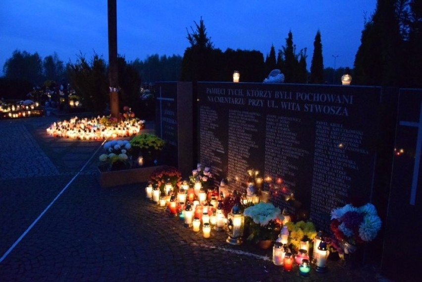 Pamiętamy: Cmentarze w Pruszczu w dzień Wszystkich Świętych rozjaśniło tysiące światełek [ZDJĘCIA] 