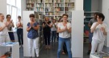 #Gaszynchallenge w bibliotece w Starachowicach. Robili przysiady wśród książek (WIDEO) 