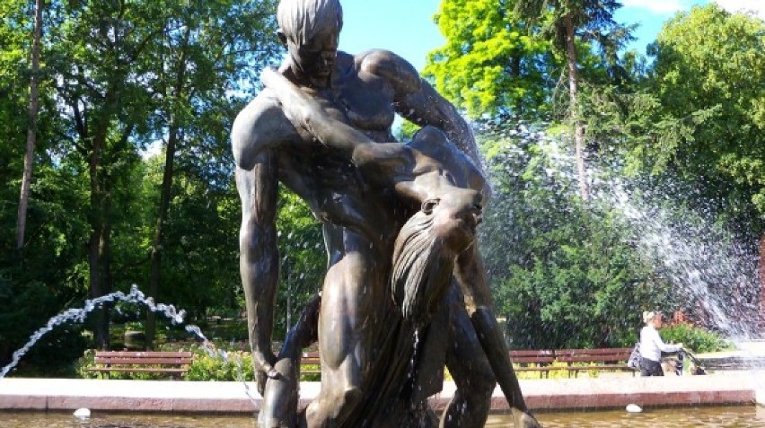 Rzeźby kobiet w Bydgoszczy - fontanna Potop