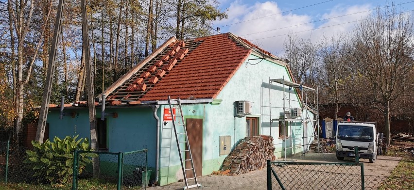 Gmina Góra. Świetlica wiejska w Szedźcu zyska nowy dach. Inwestycja ma być gotowa do połowy grudnia br. [ZDJĘCIA]