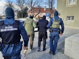 Opolscy policjanci i funkcjonariusze urzędu celno-skarbowego przechwycili 50 kg narkotyków. Jechały w busie autostradą A4