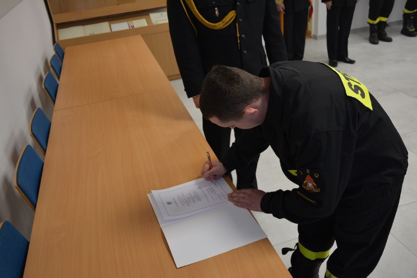 Ślubowanie nowego strażaka w Komendzie Powiatowej PSP w Radomsku 