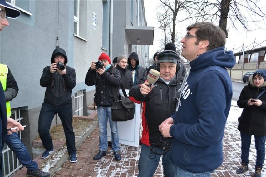 Częstochowa: Poseł Jaskóła przepychał się z policją, która broniła tablicy z sierpem i młotem [FOTO]