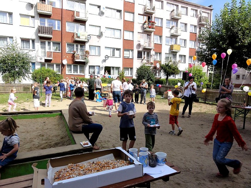 Ulica Matejki - Sławno. Festyn rozpoczął się w samo południe...