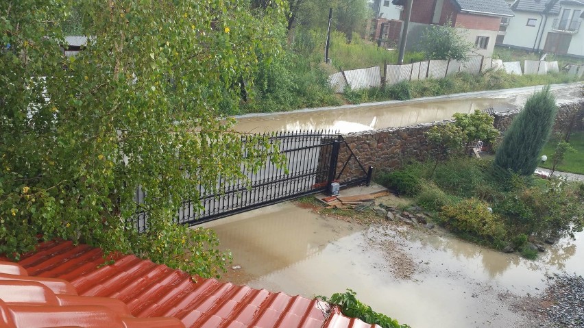 Burza nad Krakowem, zalane drogi i przejazdy