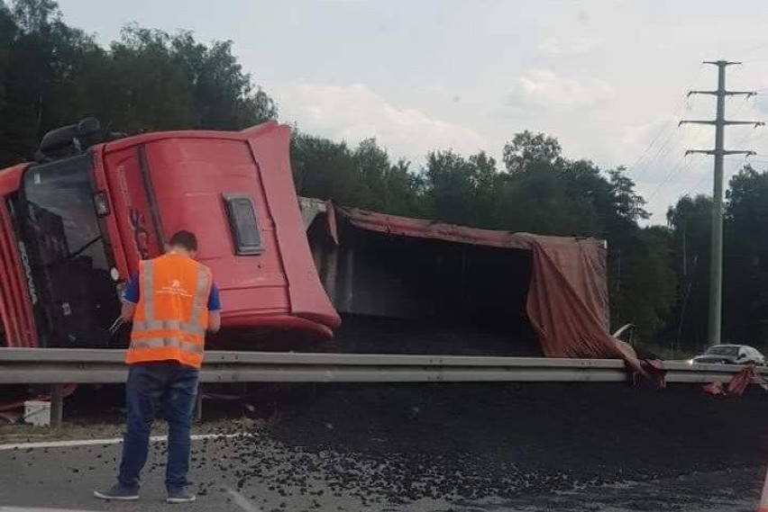 Wypadek na A1 przy zjeździe na Czerwionkę. Na autostradę wysypał się węgiel z ciężarówki [NOWE ZDJĘCIA]