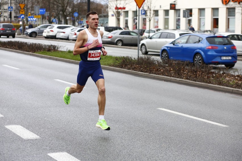 Bieg na Piątkę 2023, Warszawa. Tysiące biegaczy na ulicach stolicy. Szukaj się na zdjęciach