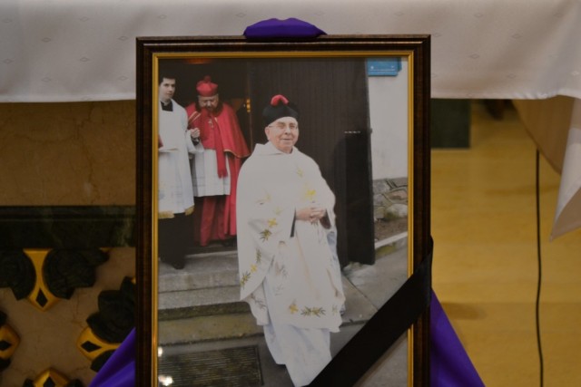 15 lutego wieczorem odbyła sie eksporta ciała ks. kanonika z kaplicy przedpogrzebowej do kościoła.