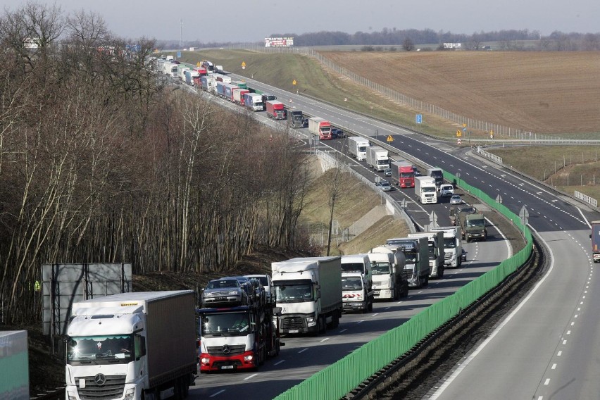 W Polsce, na autostradach, których długość wynosi 1 636,9 km...